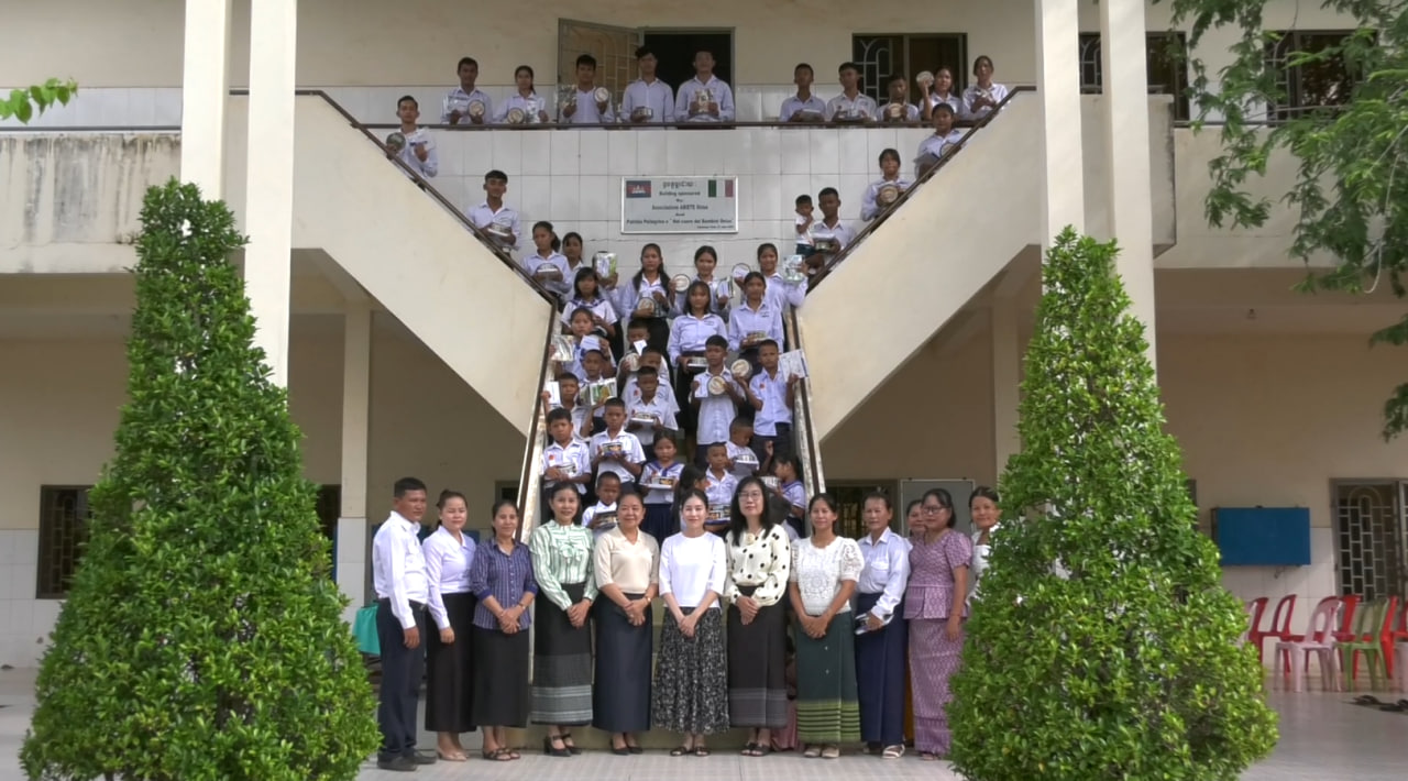 លោកជំទាវ លឹម មួយស្រៀន នួនផារ័ត្ន នាំយកនំ សម្ភារៈសិក្សា និងថវិកាទៅផ្ដល់ជូនបុរីកុមារកំព្រាខេត្តកំពង់ធំ