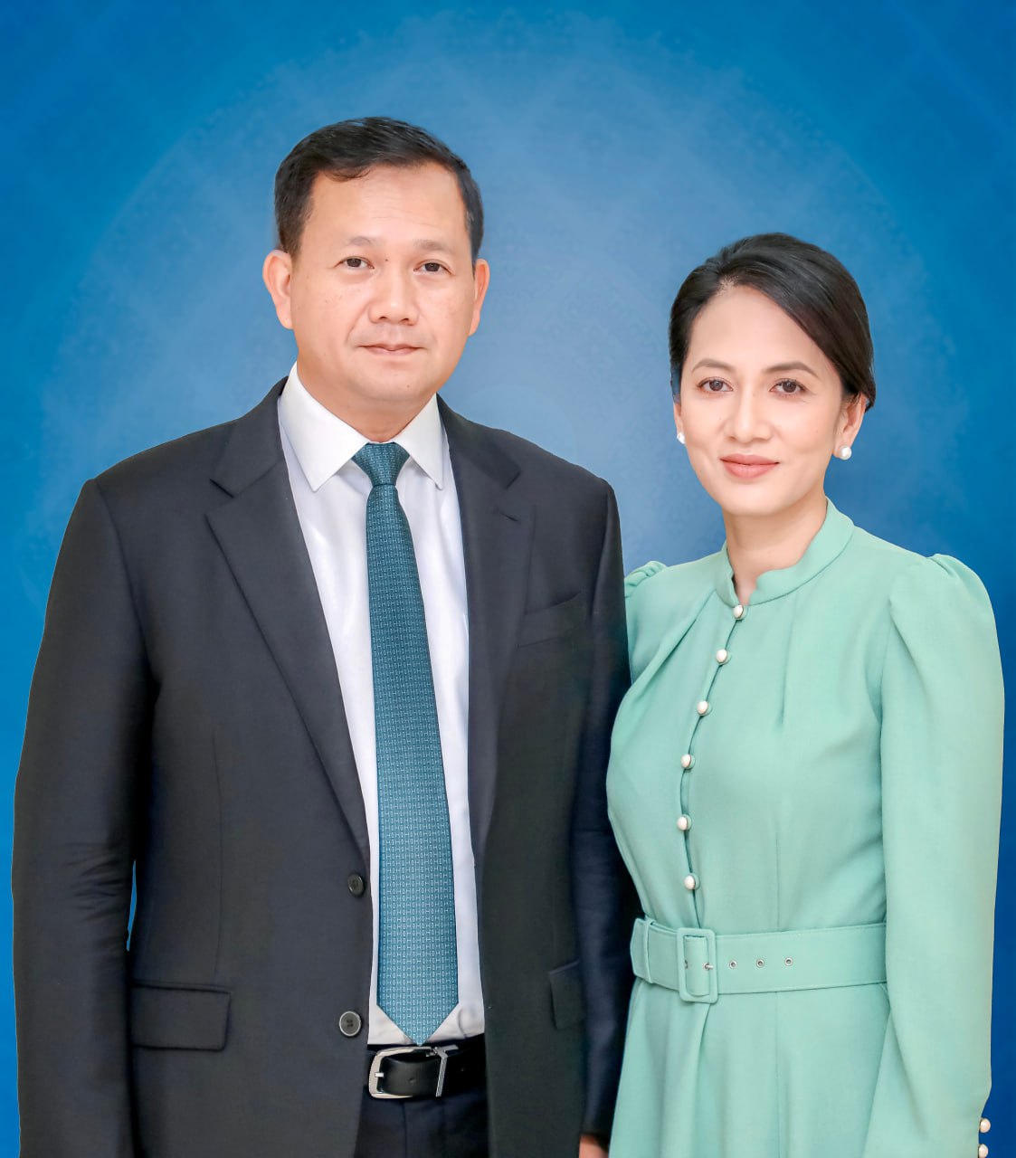 សម្តេចធិបតី និងលោកជំទាវបណ្ឌិត អនុញ្ញាតឱ្យក្រុមការងារគ្រូពេទ្យស្ម័គ្រចិត្តរបស់​សម្តេច នាំ លោកអ៊ំ ម៉ៅ សុគន្ធឌី ដែលមានបញ្ហាភ្នែកឡេីងបាយ មកព្យាបាលនៅ​រាជធានីភ្នំពេញ