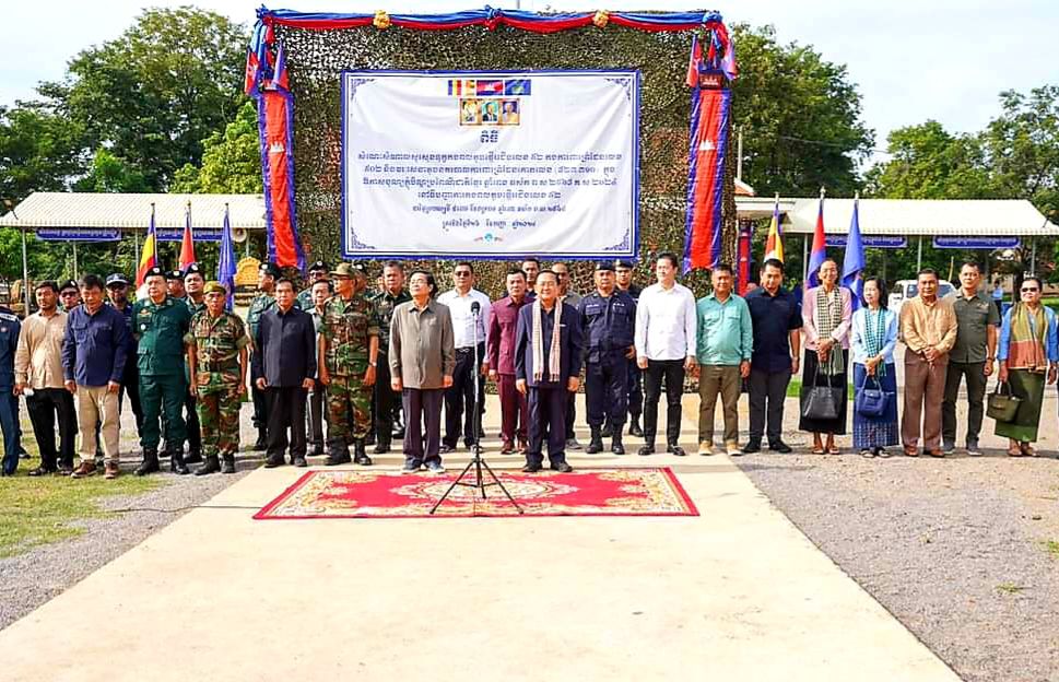 អភិបាលខេត្តបាត់ដំបងអញ្ជើញសាកសួរសុខទុក្ខនិងលើកទឹកចិត្តកងទ័ពតាមបន្ទាត់ព្រំដែនក្នុងរដូវបុណ្យភ្ជុំបិណ្ឌ