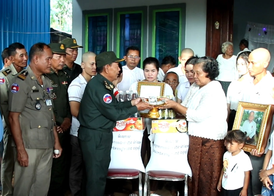 នាំថវិកាបេឡាមរណសង្គ្រោះនិងអំណោយមនុស្សធម៌របស់សម្ដេចធិបតីទៅជូនគ្រួសារសពអតីតយុទ្ធជនពិការ