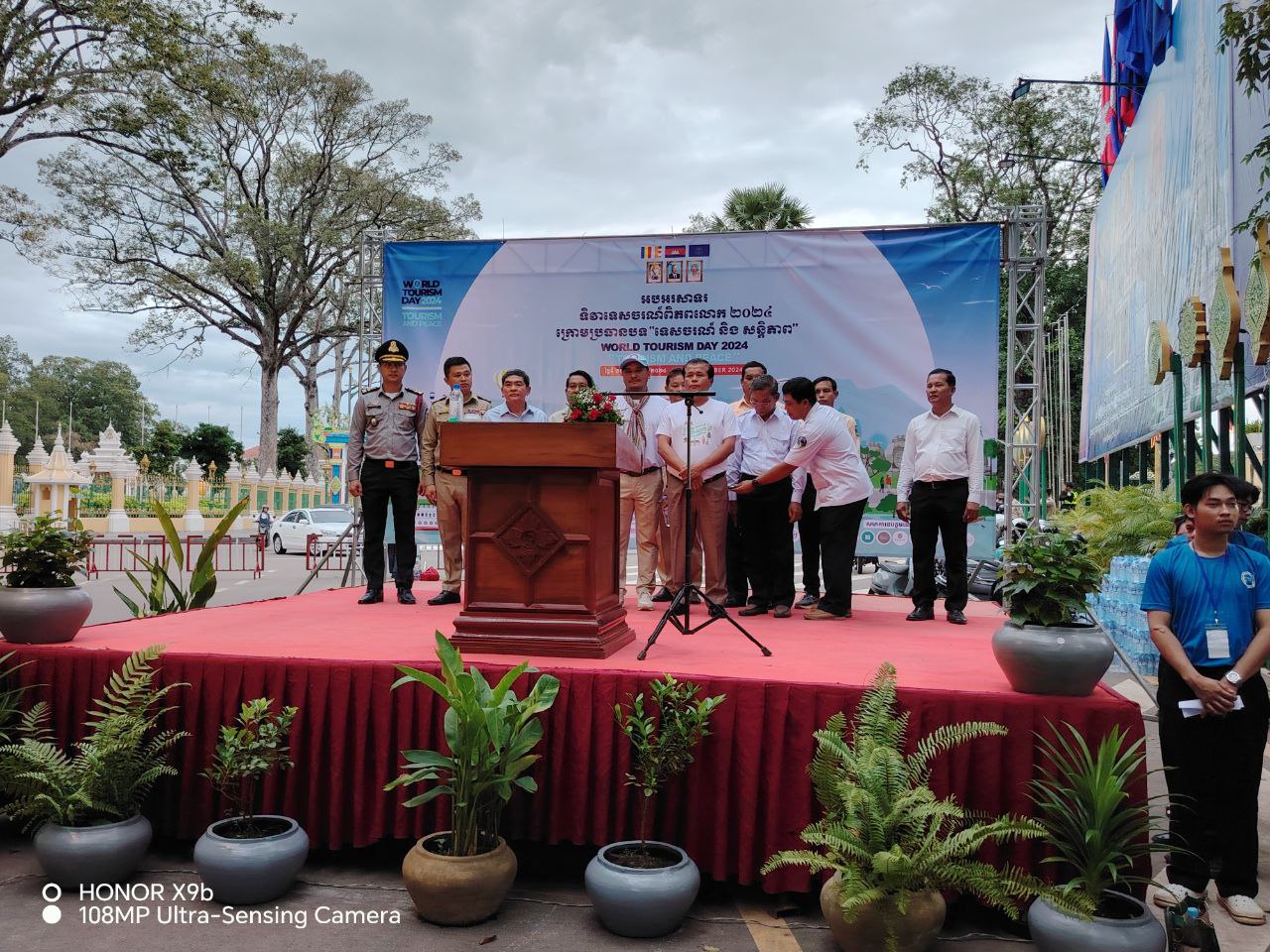 ដាក់ម្ហូបអាហារ នំចំណីជិត១០០មុខ ជូនភ្ញៀវទេសចរភ្លក់ ក្នុងទិវា​ទេសចរណ៍ពិភពលោក