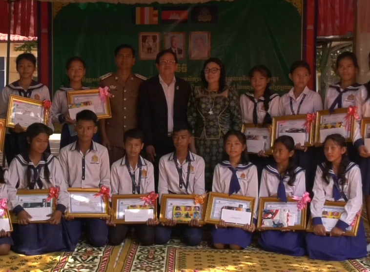 ផ្ដល់ប័ណ្ណសរសើរ ដល់សិស្សប្រឡងជាប់សញ្ញាបត្រមធ្យម​សិក្សាបឋម​ភូមិនៅអនុវិទ្យាល័យព្រៃព្រាល