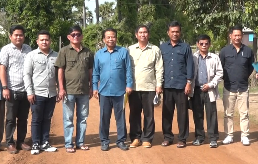 មន្ត្រីជាន់ខ្ពស់ក្រសួងអភិវឌ្ឍន៍ជនបទចុះពិនិត្យវាយតម្លៃលើការថែទាំផ្លូវក្រាលល្បាយក្រួស១៣ ខ្សែក្នុងខេត្តកំពង់ធំ