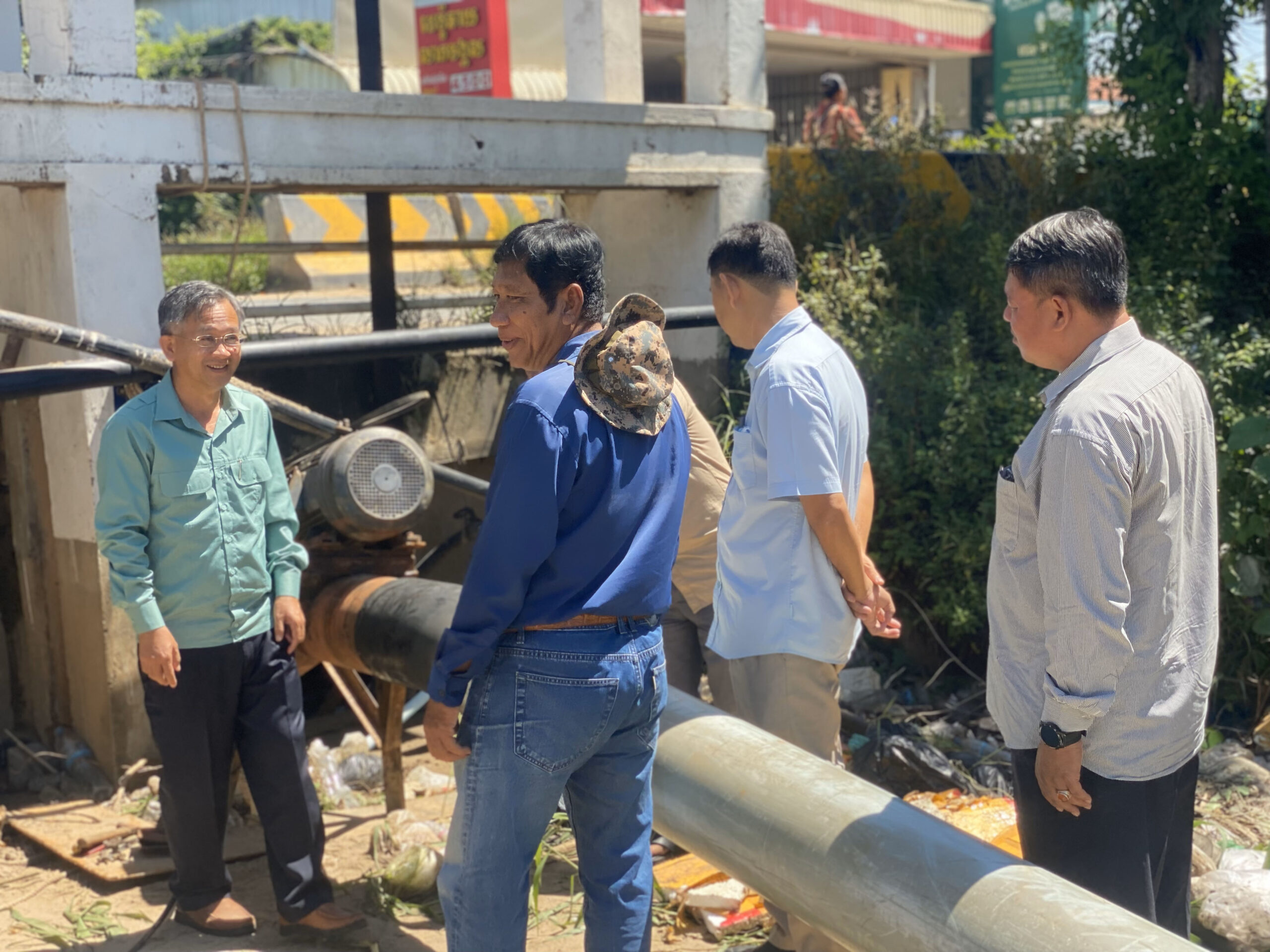 អភិបាលខណ្ឌច្បារអំពៅ ដឹកនាំមន្ត្រីចុះពិនិត្យទីតាំងព្រែក ដើម្បីត្រៀមបង្ការំដោះទឹកជំនន់