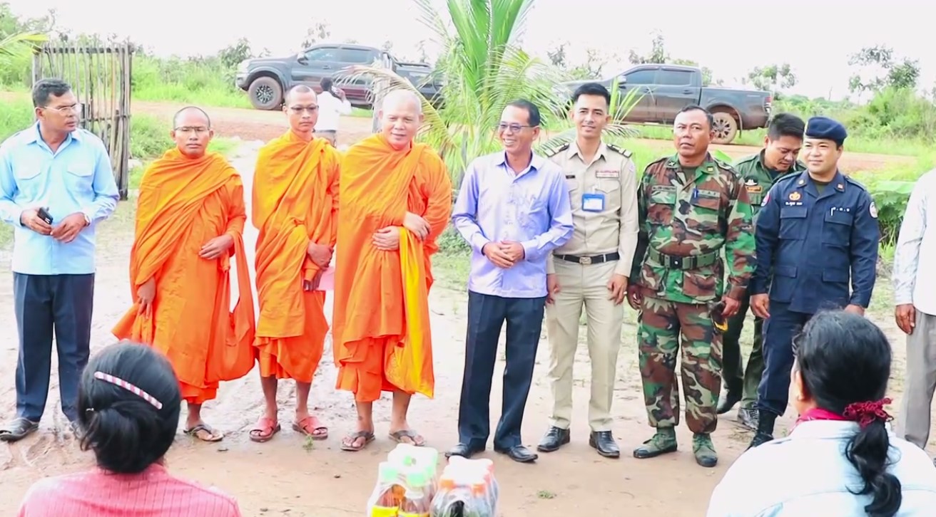 អភិបាលស្រុកស្ទោងលើកទឹកចិត្តអតីតយុទ្ធជនខិតខំដាំដុះដំណាំបន្ទាប់បន្សំ