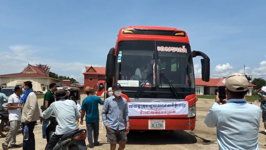 ប្រជាពលរដ្ឋដ៏ច្រើនសន្ធឹកសន្ធាប់ បានចាកចេញពីរាជធានីភ្នំពេញ តាមរយៈរថយន្តក្រុងដឹកជញ្ជូនដោយឥតគិតថ្លៃ មកកាន់ខេត្តក្រចេះ នៅក្នុងឱកាសបុណ្យភ្ជុំបិណ្ឌ