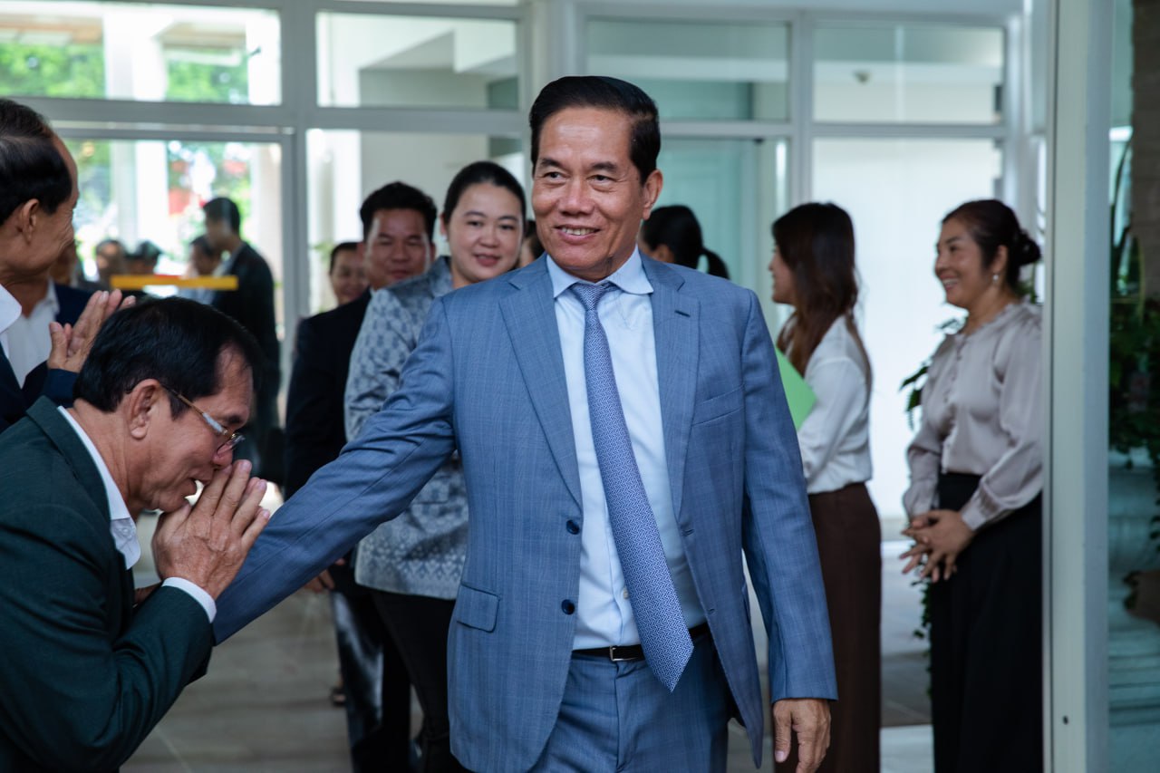 ឯកឧត្តម ឃួង ស្រេង ដឹកនាំគណៈប្រតិភូសាលារាជធានីទៅចូលរួមកិច្ចប្រជុំពេញអង្គ អភិបាលក្រុងប្រើប្រាស់ភាសាបារាំង AIMF នៅទីក្រុងប៉ារីសប្រទេសបារាំង