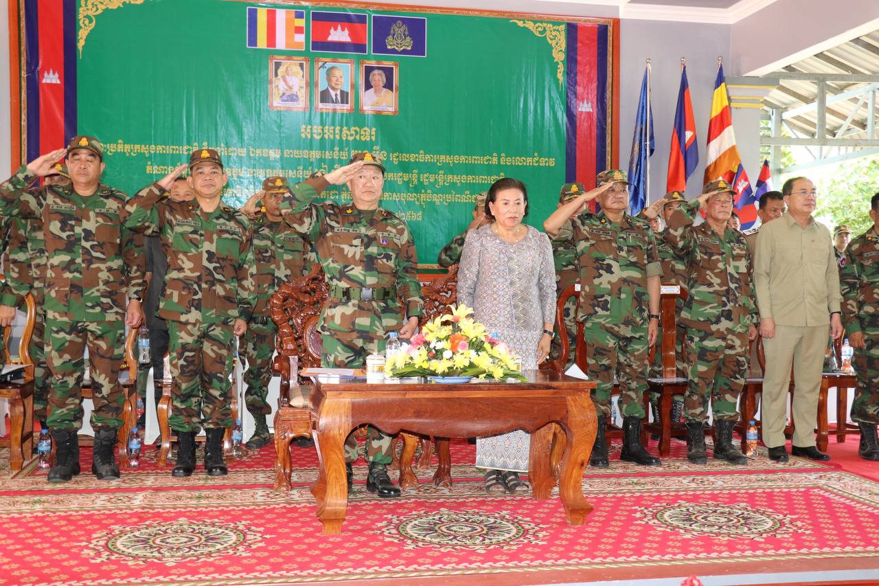 រដ្ឋមន្រ្តីក្រសួងការពារជាតិផ្តល់អំណោយដល់គ្រួសារសារយោធិនពិការមណ្ឌលយោធិនពិការ៣១៧ភ្នំឆ័ត្រ