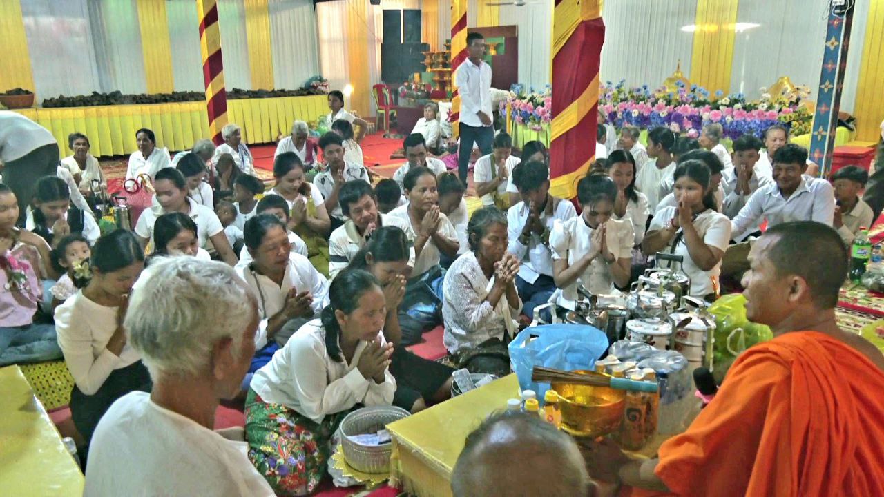 ថ្ងៃភ្ជុំធំនៅខេត្តបាត់ដំបងក្រោមម្លប់សន្តិភាព ពលរដ្ឋកុះករនៅ​គ្រប់វត្តអារាម