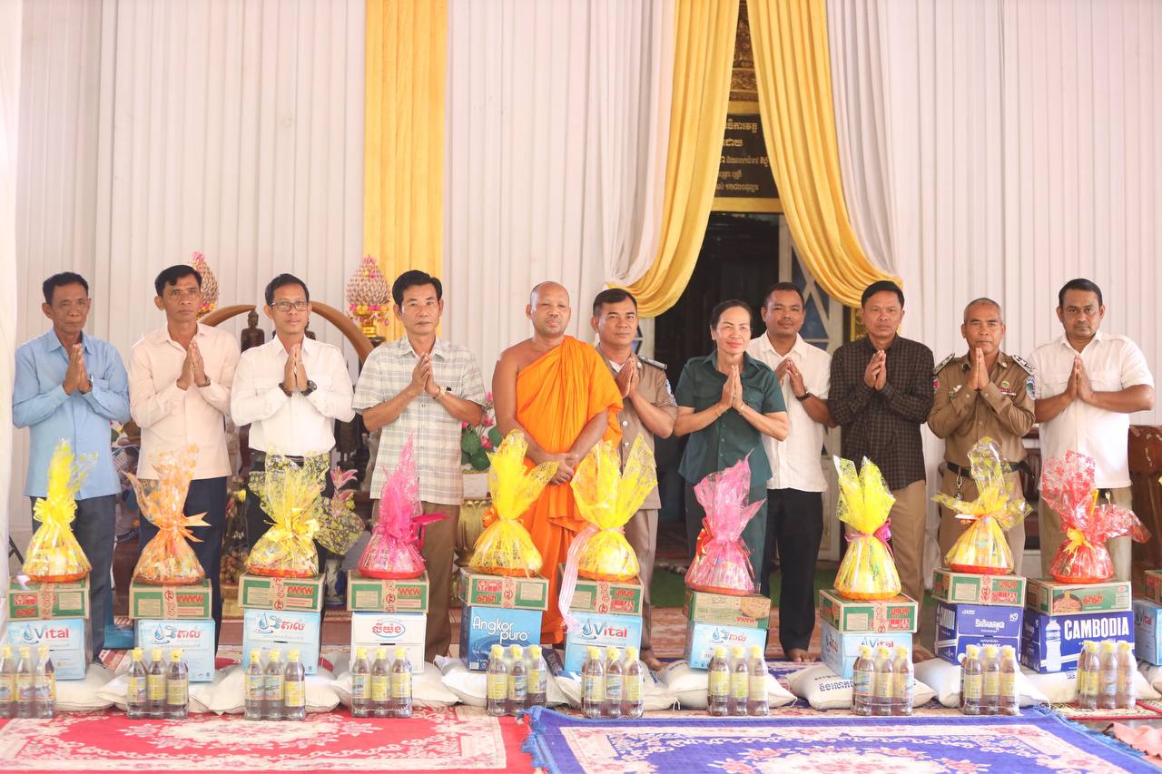 ព្រះរតនសោភ័ណ ម៉ន បឿន ចែកជូនទេយ្យទានដល់ មន្ត្រីការិយាល័យសង្គមកិច្ច និងសុខុមាលភាពសង្គម ៩ក្រុង ស្រុក ខេត្តកំពង់ស្ពឺ ដែលបានចូលរួមជួយលើកិច្ចការងារធម្មការ និងសាសនានាពេលកន្លងមក