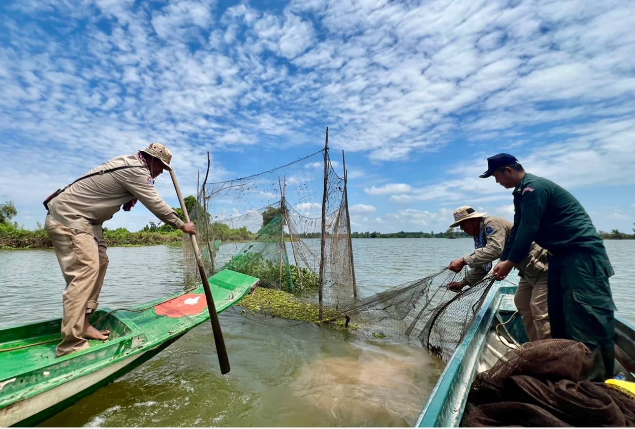 រដ្ឋបាលខណ្ឌជលផលក្រចេះ បង្រ្កាបឧបករណ៍នេសាទខុសច្បាប់