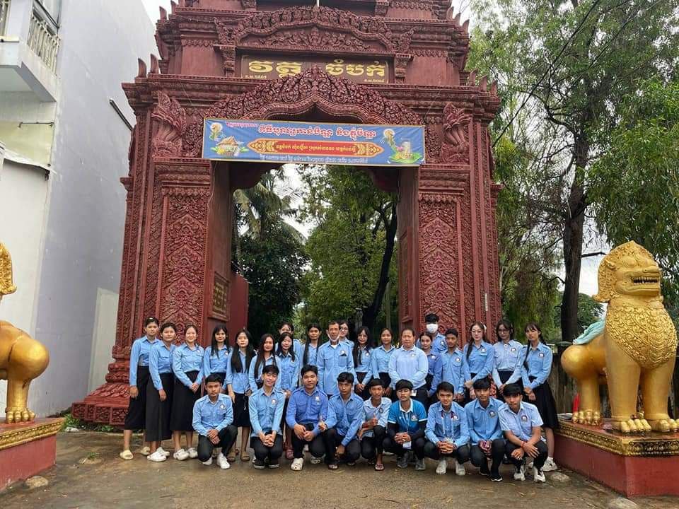 ព្រះគ្រូចៅអធិការវត្តចំបក់ ផ្តល់កន្លែងស្នាក់នៅ និងរៀបចំផ្តល់អាហារបីពេល​ដល់បេក្ខជន​ប្រឡងបាក់ឌុប ជាច្រើនរយនាក់ ដើម្បីសម្រួលដល់ការចំណាយ
