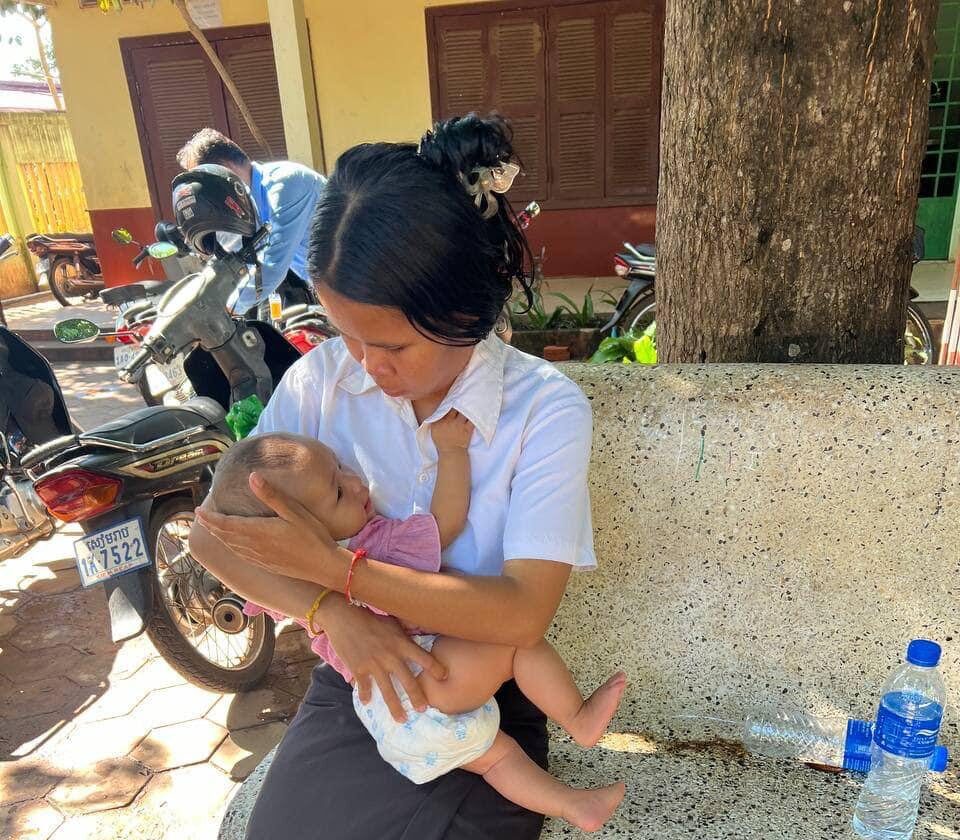 បេក្ខជនម្នាក់នៅខេត្តសៀមរាបមកប្រឡង បាក់ឌុបទាំងកូនខ្ចី