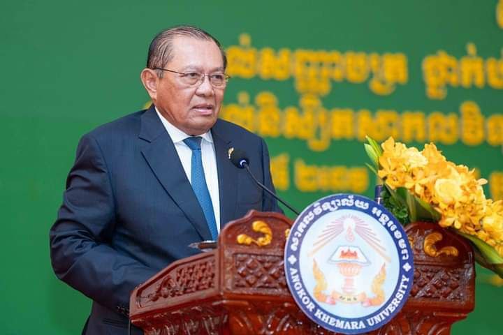 និស្សិតជ័យលាភី នៃសកលវិទ្យាល័យ អង្គខេមរាខេត្តកំពតចំនួន២៥០នាក់ទទួលបាន សញ្ញាបត្រ
