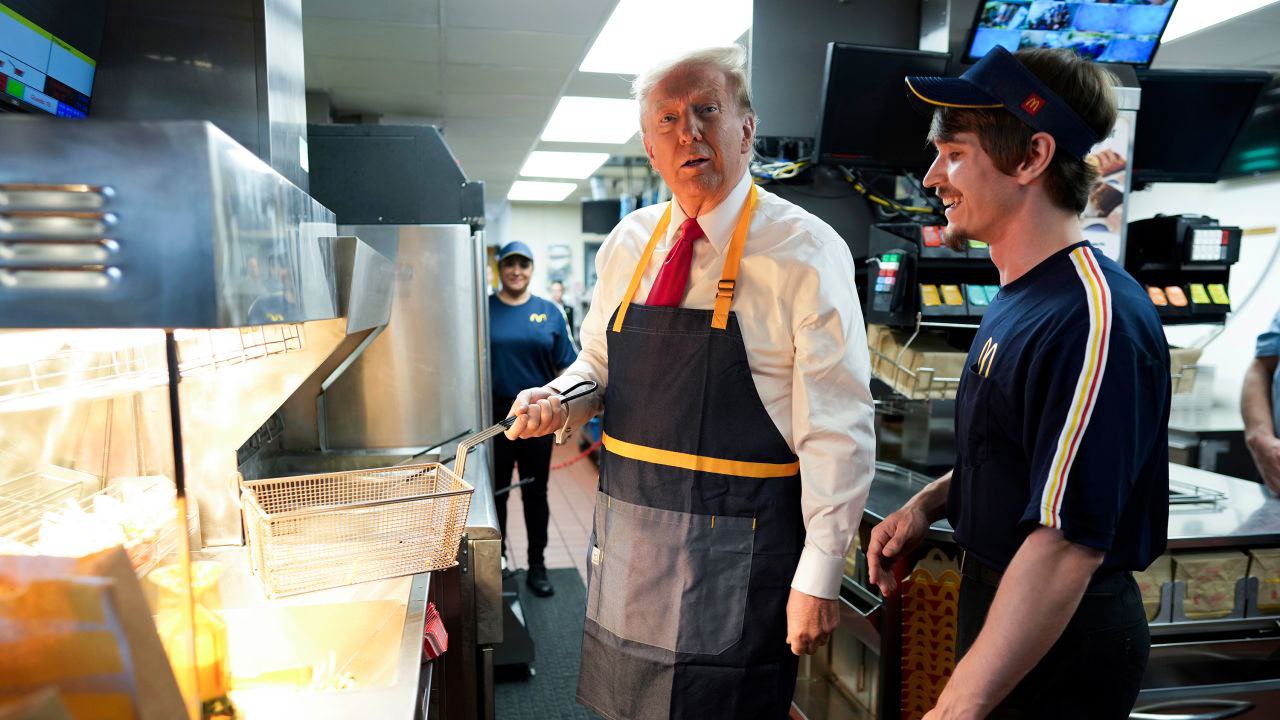 លោក Donald Trump ក្លាយជាអ្នកលក់អាហារតាមហាង