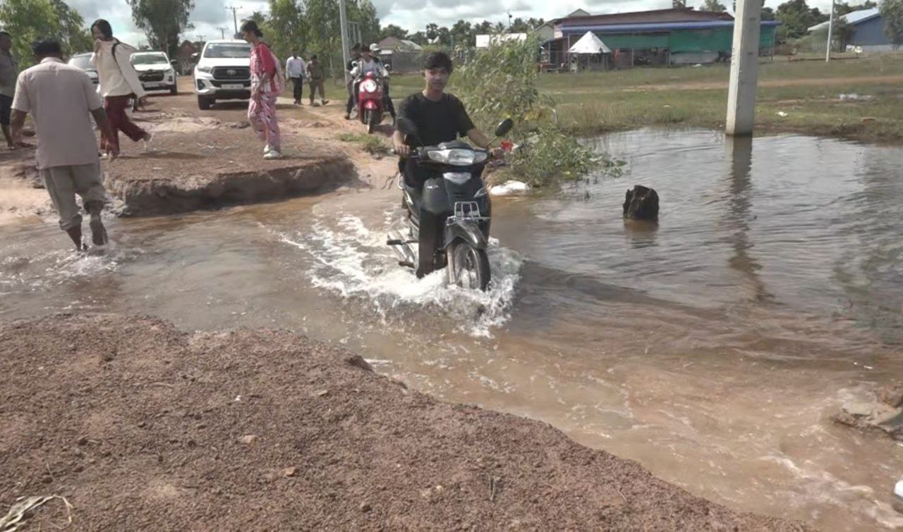ផ្លូវចូលវត្តត្រពាំងខ្ចៅ ដែលត្រូវទឹកភ្លៀងបុកដាច់ ត្រូវបានអាជ្ញាធរ​ជួសជុលឡើងវិញ