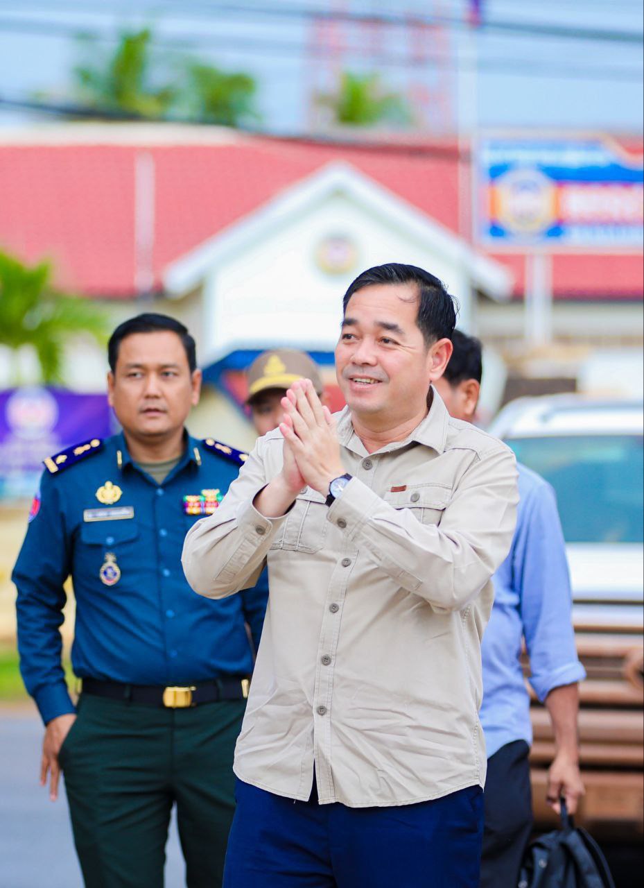 កសិករដែលរងគ្រោះដោយរាំងស្ងួត និងជំនន់ទឹកទន្លេមេគង្គ នៅស្រុកជើងព្រៃ បានទទួលពូជស្រូវ
