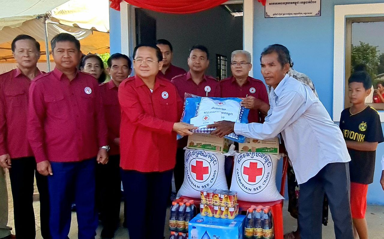 អភិបាលខេត្តបាត់ដំបងប្រគល់ផ្ទះលេខរៀងទី១៥ជាអំណោយ​សាខាកាកបាទក្រហមខេត្តជូនពលរដ្ឋក្រីក្រនៅស្រុកគាស់ក្រឡ