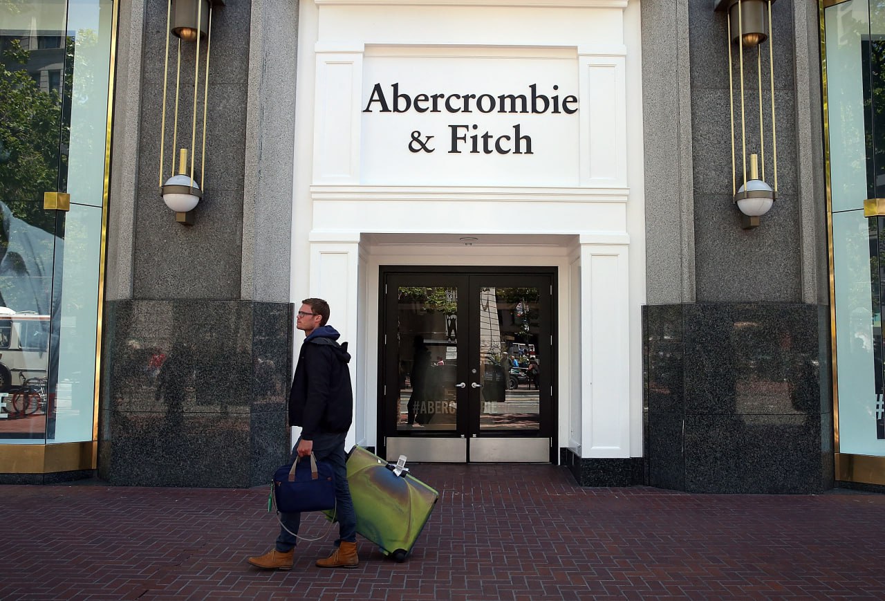ចាប់ខ្លួន​អតីត CEO ហាងខោវអាវ Abercrombie And Fitch ​ចោទប្រកាន់ពីបទជួញដូរផ្លូវភេទតារាម៉ូដែល