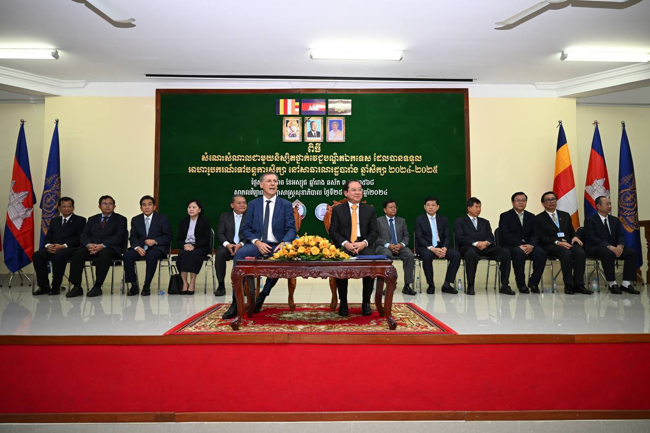 ឯកឧត្តមសាស្រ្តាចារ្យ ឈាង រ៉ា ៖ កិច្ចសហប្រតិបត្តិការបារាំងនៅកម្ពុជា បានចូលរួមចំណែកយ៉ាងសំខាន់ ក្នុងការអភិវឌ្ឍធនធានមនុស្ស និងបង្កើនគុណភាពអប់រំក្នុងវិស័យសុខាភិបាល