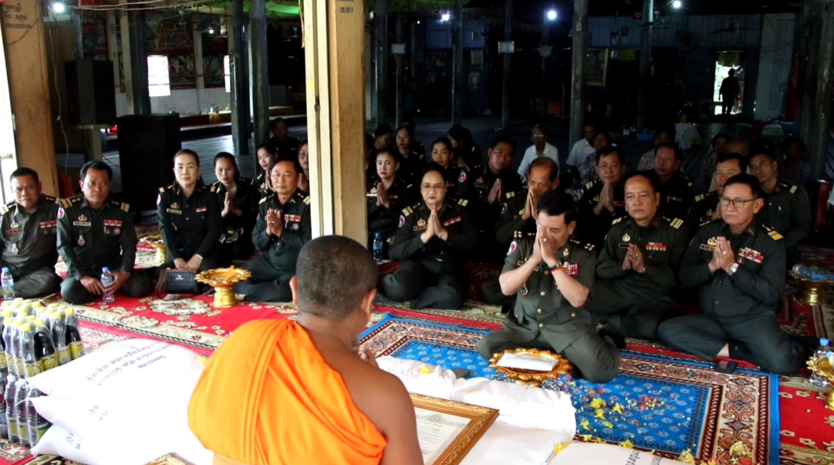 នាំអំណោយរបស់សម្ដេចធិបតី ហ៊ុន ម៉ាណែត និងលោកជំទាវ ទៅប្រគេនព្រះសង្ឃនៅវត្តក្តីអណ្ដែត