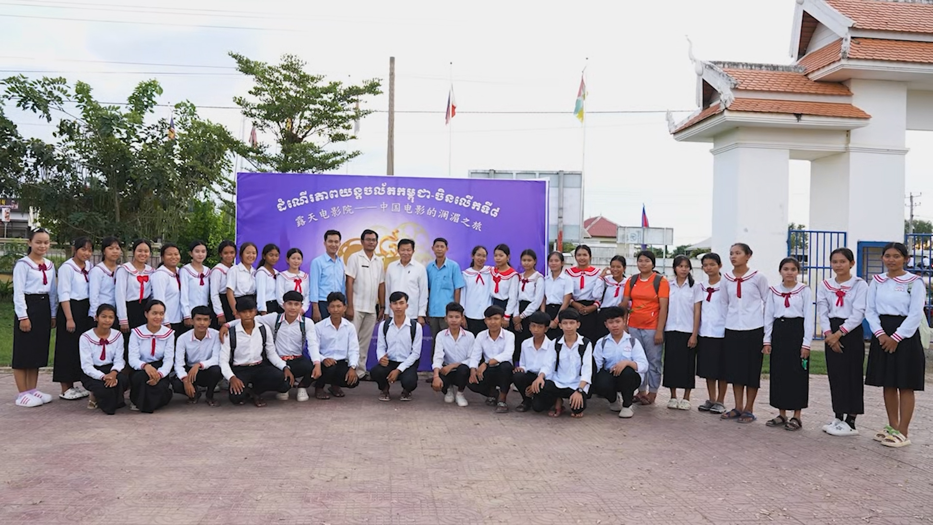 ប្រជាពលរដ្ឋ ជាង ១២០០នាក់ បានទស្សនាខ្សែភាពយន្តកម្ពុជា-ចិន ប្រកបដោយសប្បាយរីក និងស្នាមញញឹម
