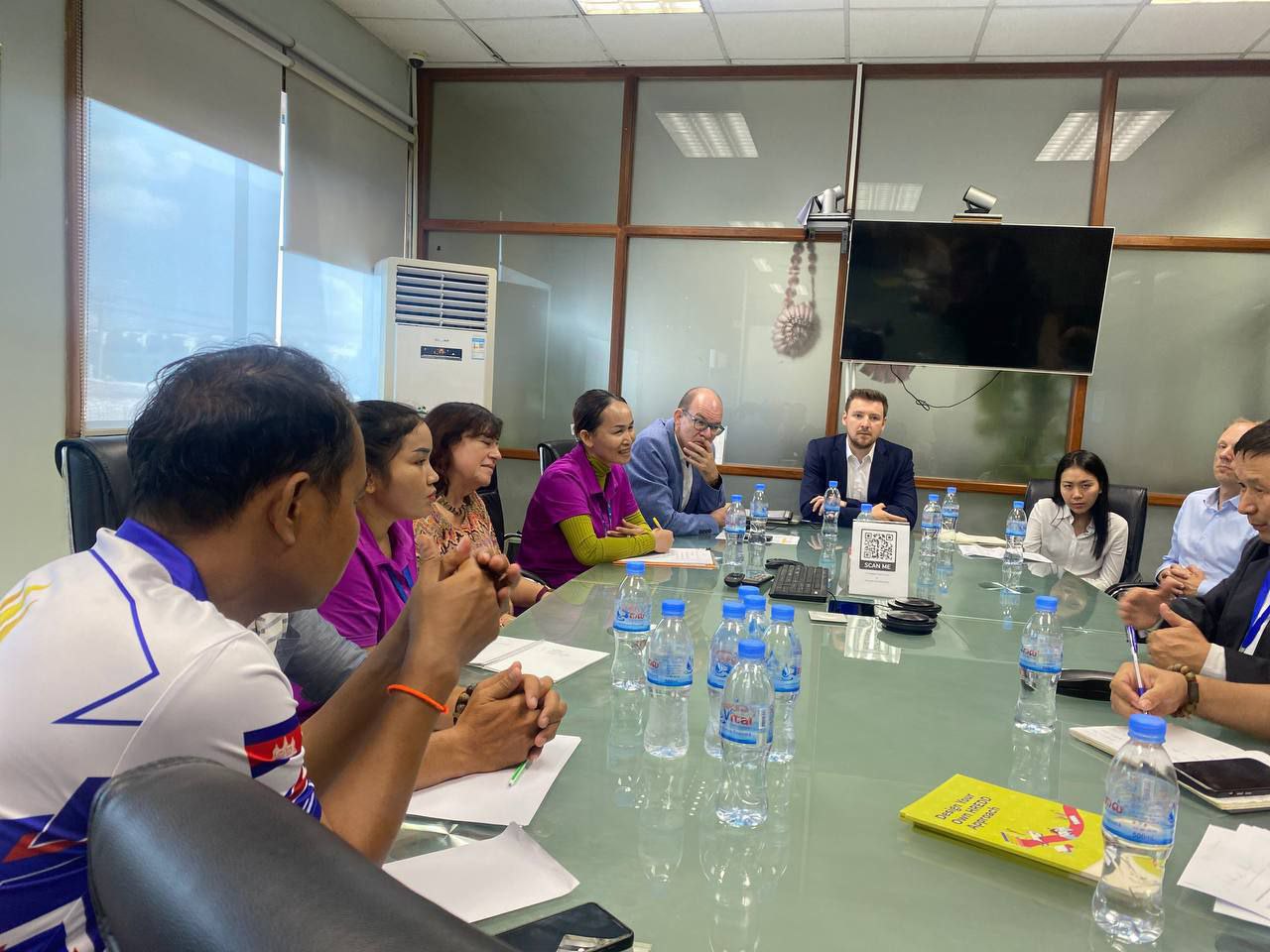 តំណាងសហជីព និងក្រុមការងាររោងចក្រឌីឡាសរ៍ ទទួលជួបសម្ដែងការគួរសម និងពិភាក្សាការងារ ជាមួយគណៈប្រតិភូអាល្លឺម៉ង់