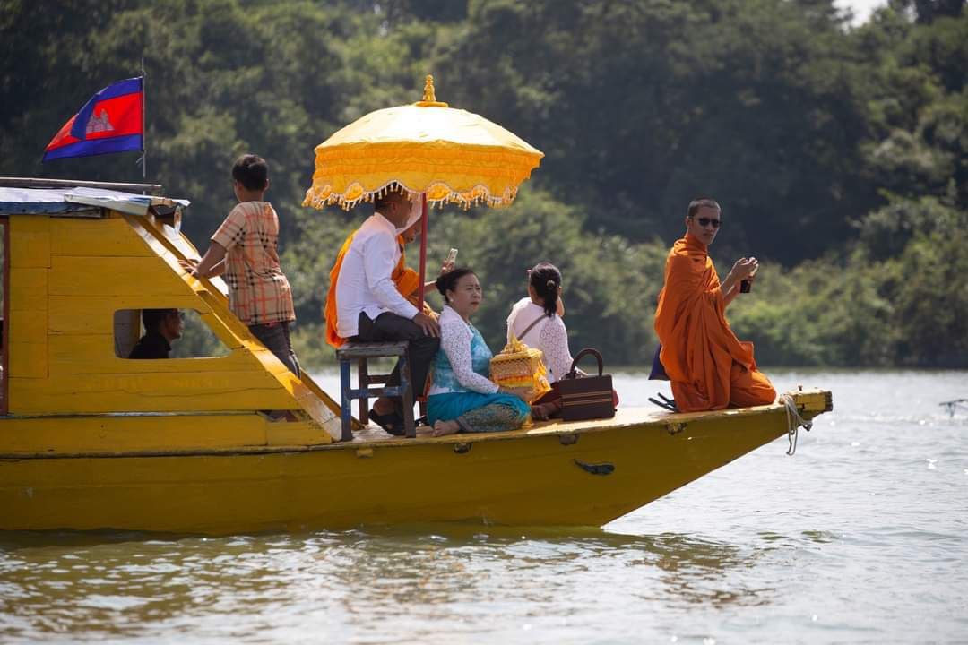 ប្លែក ! វត្តស្វាយរមៀត ដង្ហែអង្គកឋិនទាននៅលើផ្ទៃទឹក​បារាយណ៍ទឹកថ្លា