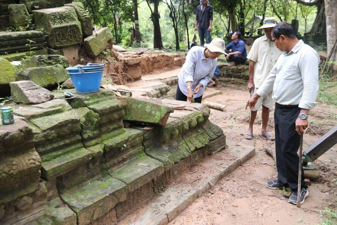 ក្រុមអ្នកជំនាញកំពុងជួសជុលប្រាសាទទ្រមូង នៃ ខ្លោងទ្វារ តាកាវ ក្រុង អង្គរធំឡើងវិញ