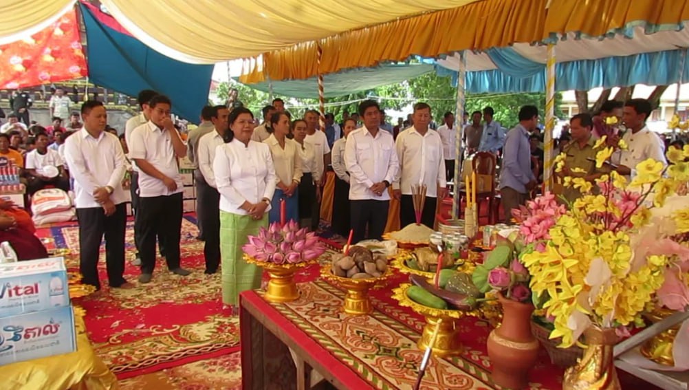 រដ្ឋបាលស្រុករលាប្អៀរបញ្ជូនទូកអុំ ៤គ្រឿងចុះទឹកដើម្បីឱ្យកីឡាករហ្វឹកហាត់ត្រៀមចូលរួមប្រកួតថ្នាក់ជាតិ