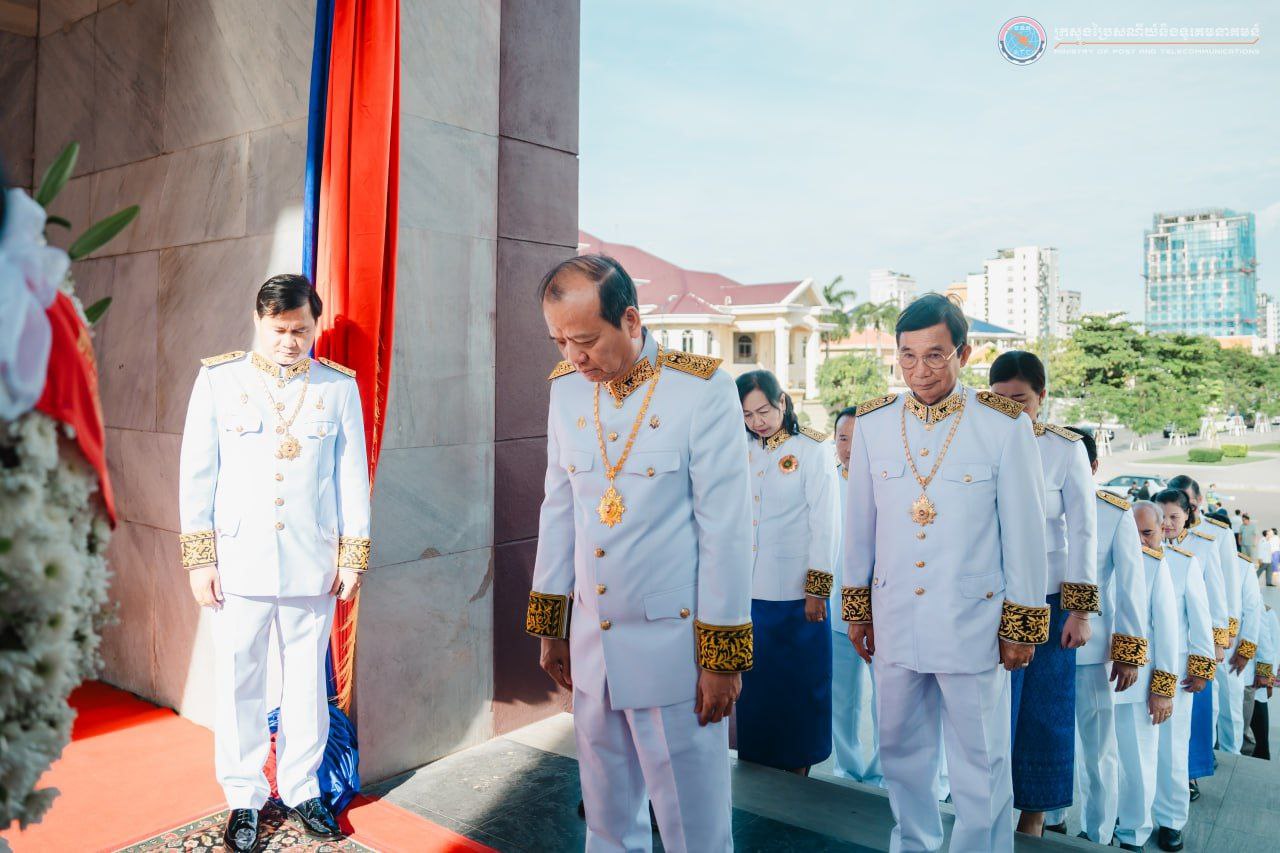 ឯកឧត្តមរដ្ឋមន្ត្រី ជា វ៉ាន់ដេត បានដឹកនាំគណៈប្រតិភូក្រសួងអញ្ជើញដាក់កម្រងផ្កាគោរពវិញ្ញាក្ខន្ធខួបអនុស្សាវរីយ៍លើកទី៧១ នៃទិវាបុណ្យឯករាជ្យជាតិ នៅវិមានឯករាជ្យ