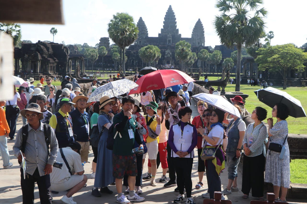 ប្រាសាទអង្គរវត្តព្រឹកថ្ងៃដំបូងនៃពិធីបុណ្យអុំទូក កកកុញទៅដោយ​ទេសចរចម្រុះជាតិសាសន៍
