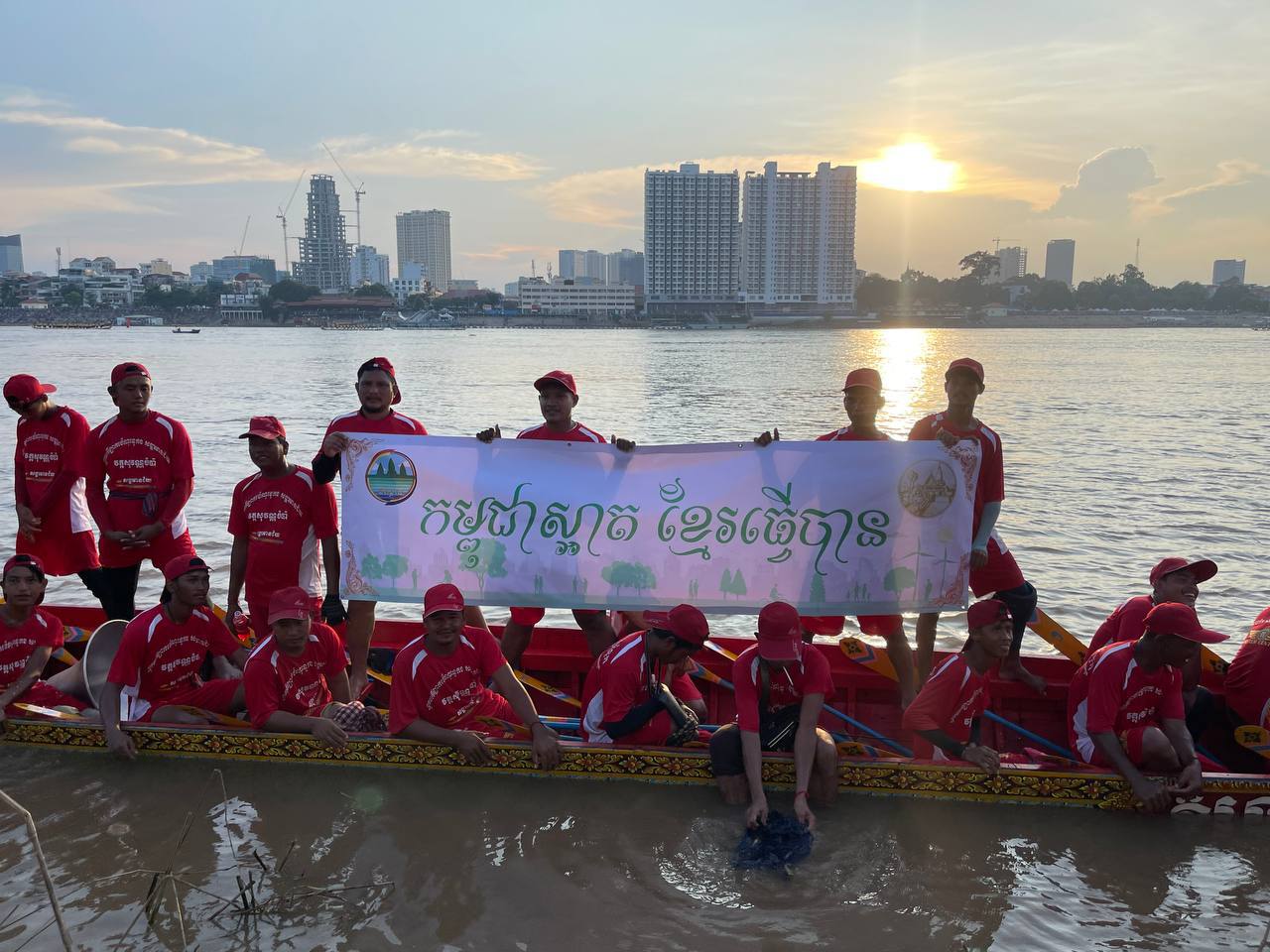 អ្នកមកកម្សាន្តក្នុងព្រះរាជពិធីបុណ្យអុំទូកឆ្នាំនេះបានចូលរួមក្នុងយុទ្ធនាការដើម្បីកម្ពុជាស្អាត