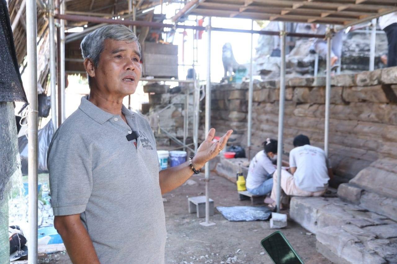 អ្នកជំនាញធ្វើការជួសជុលជណ្ដើរមុខនៅផ្នែកខាងលិច ឆៀងខាងជើង និងជួយសង្រ្គោះក្បាច់ចម្លាក់ដែលខូចខាតនៅប្រាសាទភ្នំក្រោម