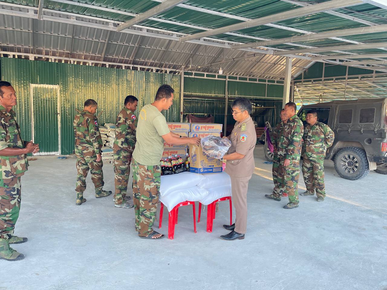 អភិបាលរងខេត្តកំពង់ឆ្នាំងអញ្ជើញសួរសុខទុក្ខដល់កងកម្លាំងកំពុងប្រចាំការការពារនៅទីតាំងស្នាក់ការហ្វឹកហ្វឺន បាញ់គ្រាប់ពិត