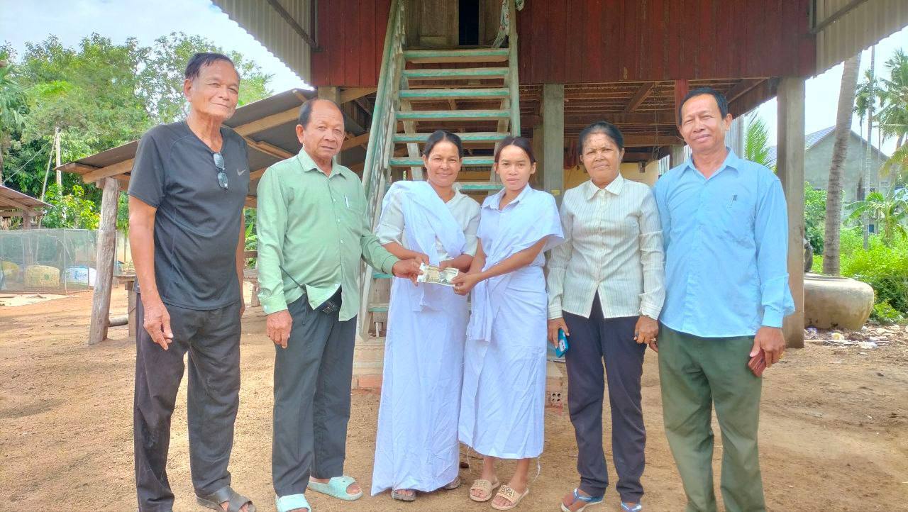 សម្តេចតេជោ ហ៊ុន សែន បន្តប្រគល់ថវិកាជូនគ្រួសារដែលមានសមាជិកទទួលមរណភាព ២១គ្រួសារ ក្នុងស្រុកមុខកំពូល