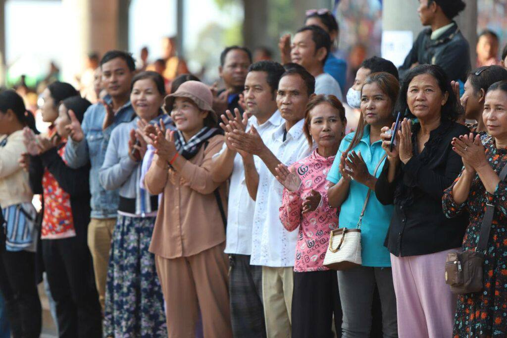 ប្រជាពលរដ្ឋស្ម័គ្រចិត្តប្ដូរទីលំនៅទៅកាន់តំបន់អភិវឌ្ឍន៍រុនតាឯក និងពាក់ស្នែង សរុបចំនួន ៩ ៩០៤គ្រួសារ