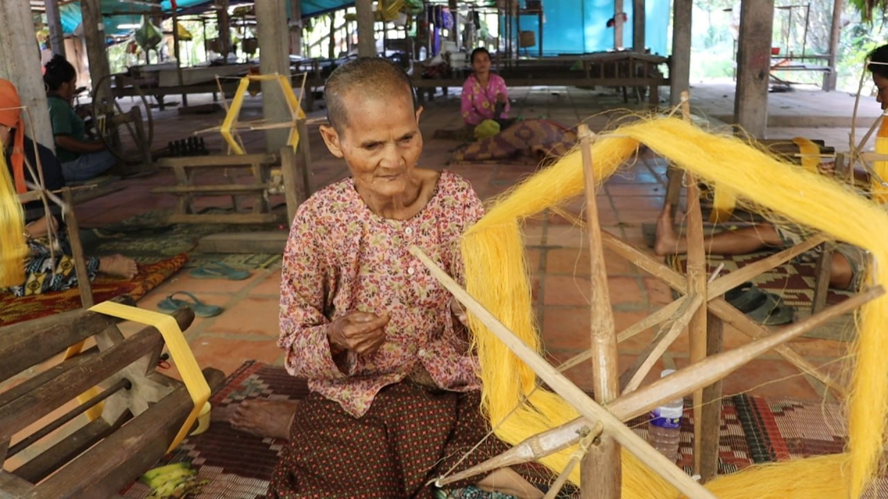 ពលរដ្ឋខ្មែរខេត្តសៀមរាប រក្សាទំនៀមមទម្លាប់ត្បាញសូត្រ ហូល ផាមួង