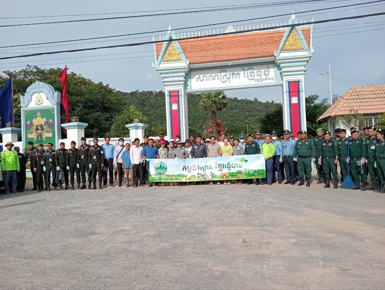 អាជ្ញាធរ និងប្រជាពលរដ្ឋជាង ១ម៉ឺននាក់រួមគ្នាធ្វើសកម្មភាពសម្អាតតាមដងផ្លូវជាតិក្នុងយុទ្ធនាការកម្ពុជាស្អាតខ្មែរធ្វើបាន
