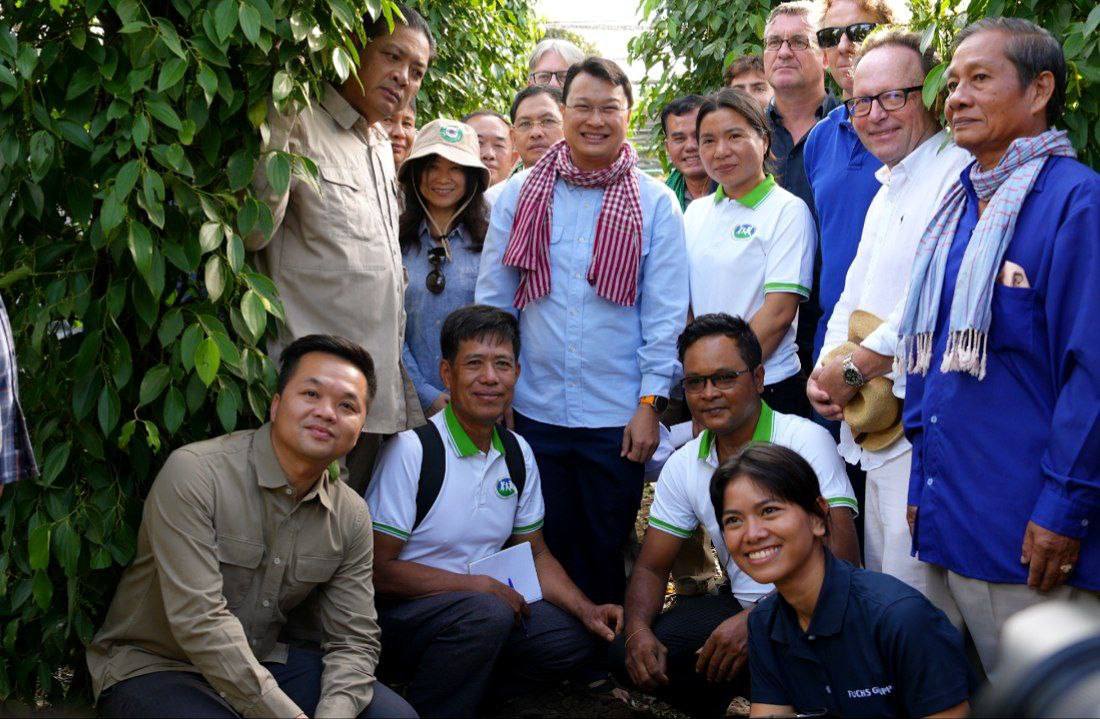 សហភាពអឺរ៉ុប និងរដ្ឋមន្ត្រីក្រសួងកសិកម្ម ធ្វើទស្សនកិច្ចរួមគ្នាទៅកាន់ចម្ការស្វាយចន្ទី និងម្រេច ដើម្បី ជំរុញកំណើនខ្សែច្រវាក់ផលិតកម្ម និងឱកាសការងារ