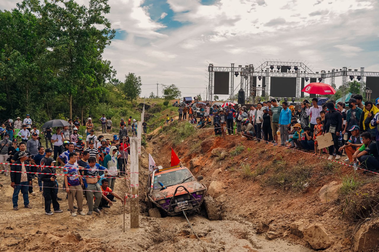 កីឡាការនីកម្ពុជា ២រូប បានបង្ហាញខ្លួន ក្នុងព្រឹត្តិការណ៍ប្រណាំងរថយន្ត off-Road អន្តរជាតិ ខេត្តព្រះសីហនុ