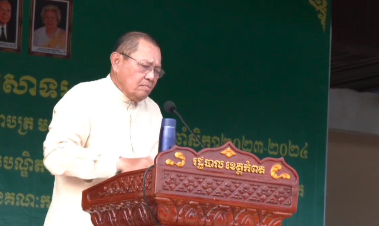 ឯកឧត្តមបណ្ឌិតប៉ែន ស៊ីម៉ន ផ្ដល់អាហារូបករណ៍ ២០០កន្លែងដល់និស្សិតខេត្តកំពត