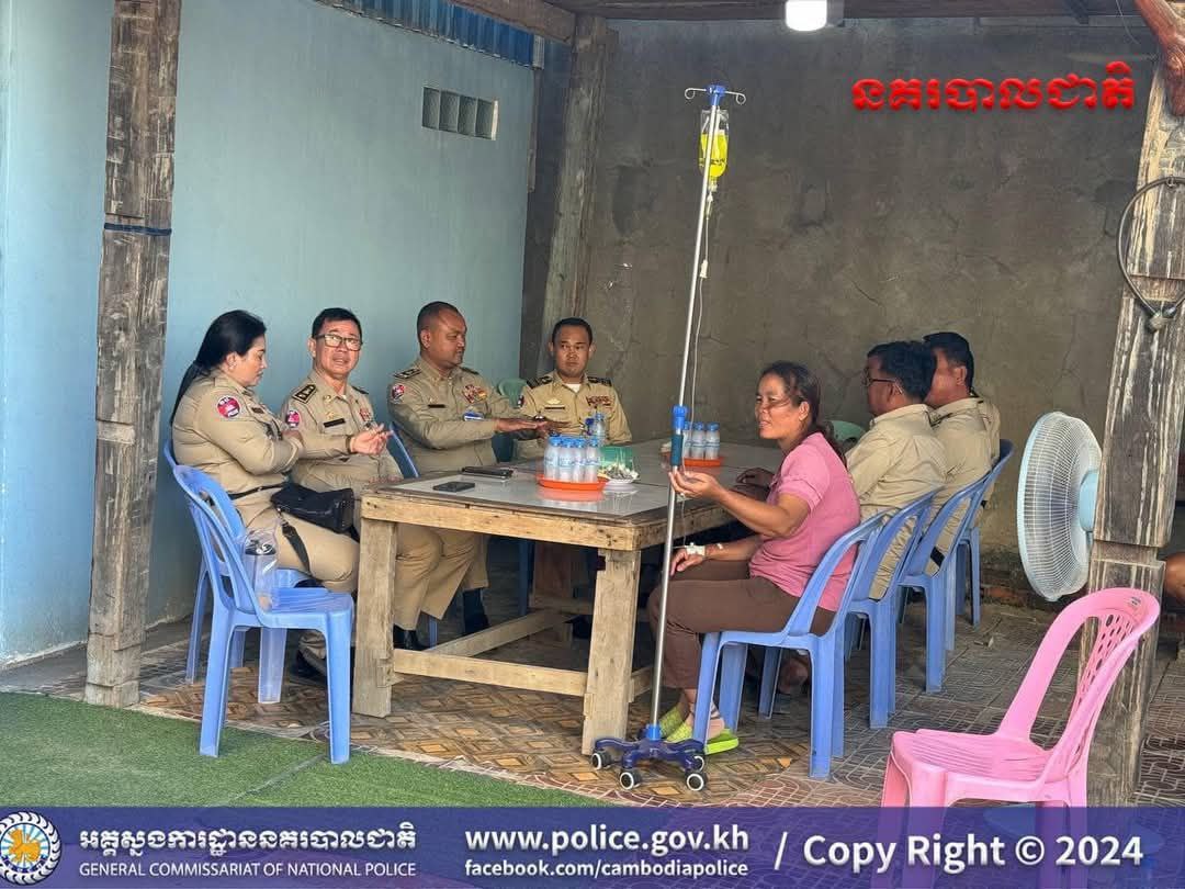 ឧត្តមសេនីយ៍ទោ សែម គន្ធា ចុះសួរសុខទុក្ខមន្រ្តីដែលរងគ្រោះ ដោយសារអគ្គិភ័យឆាបឆេះគេហដ្ឋាន