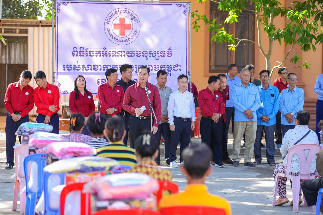 ឯកឧត្តម អ៊ុន ចាន់ដា នាំយកអំណោយសម្តេចកិត្តិព្រឹទ្ធបណ្ឌិតចែកជូនពលរដ្ឋ ២៤គ្រួសារ ដែល ត្រូវរុះរើផ្ទះ បន្ទាប់ពីរងគ្រោះដោយការបាក់ស្រុតច្រាំងព្រែក នៅស្រុកកងមាស
