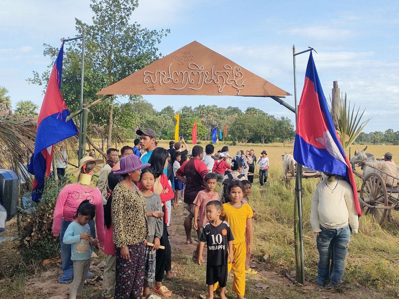 ប្រមូលផលស្រូវបែបបុរាណក្នុងកម្មវិធី”ស្នាមញញឹមភូមិខ្ញុំ” ស្រុកប្រាសាទ​បាគងទាក់ទាញជនបរទេសរាប់រយនាក់