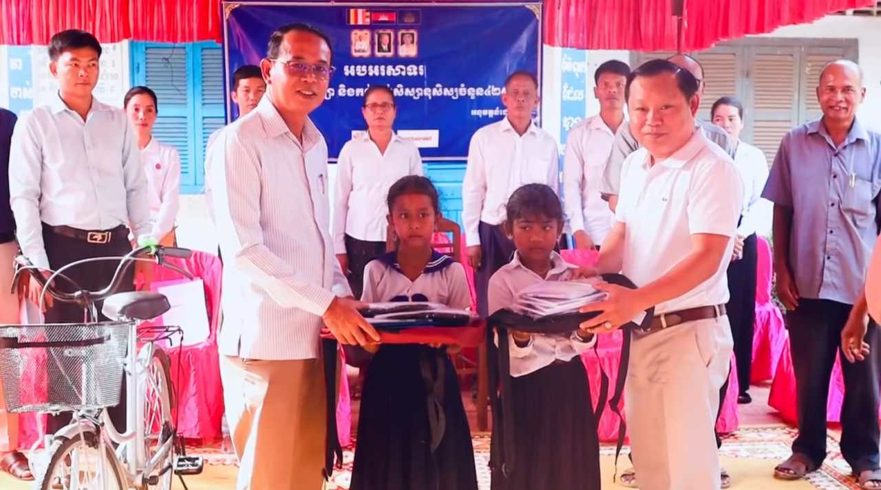 ផ្តល់សម្ភារសិក្សា និងកង់ដល់សិស្សជាង៤០០នាក់នៅសាលាកម្រងអង់ឃ្លាំ ស្រុកស្ទោង