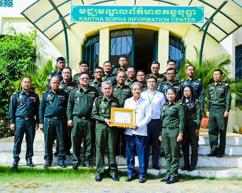 កងពលតូចដឹកជញ្ជូនលេខ៩០ នាំយកថវិកា ២០លានរៀល ប្រគល់ជូនមូលនិធិគន្ធបុប្ផាកម្ពុជា សម្រាប់ថែទាំសុខភាពដល់កុមារកម្ពុជា