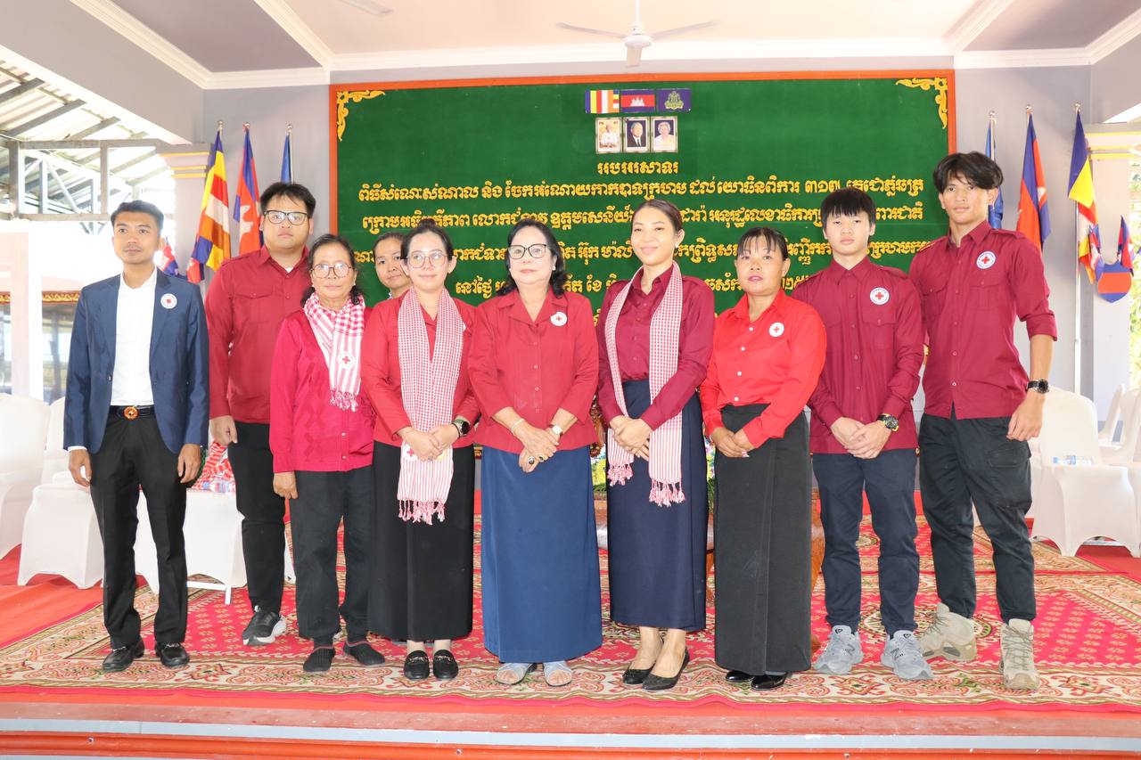 យោធិនពិការ ៣១៧តេជោភ្នំឆ័ត្រ ជិត១០០គ្រួសារបានទទួល​អំណោយកាកបាទក្រហមកម្ពុជា