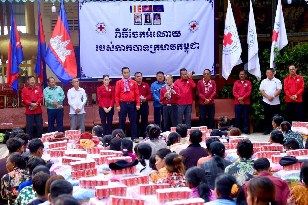 ពលរដ្ឋមានជីវភាពខ្វះខាត ៥៥៣គ្រួសារ នៅ ភូមិបណ្តែតទឹក នៃឃុំពាមបាង ស្រុកស្ទោង ខេត្តកំពង់ធំ ទទួលបានអំណោយ​មនុស្សធម៌ពីកាកបាទក្រហមកម្ពុជា