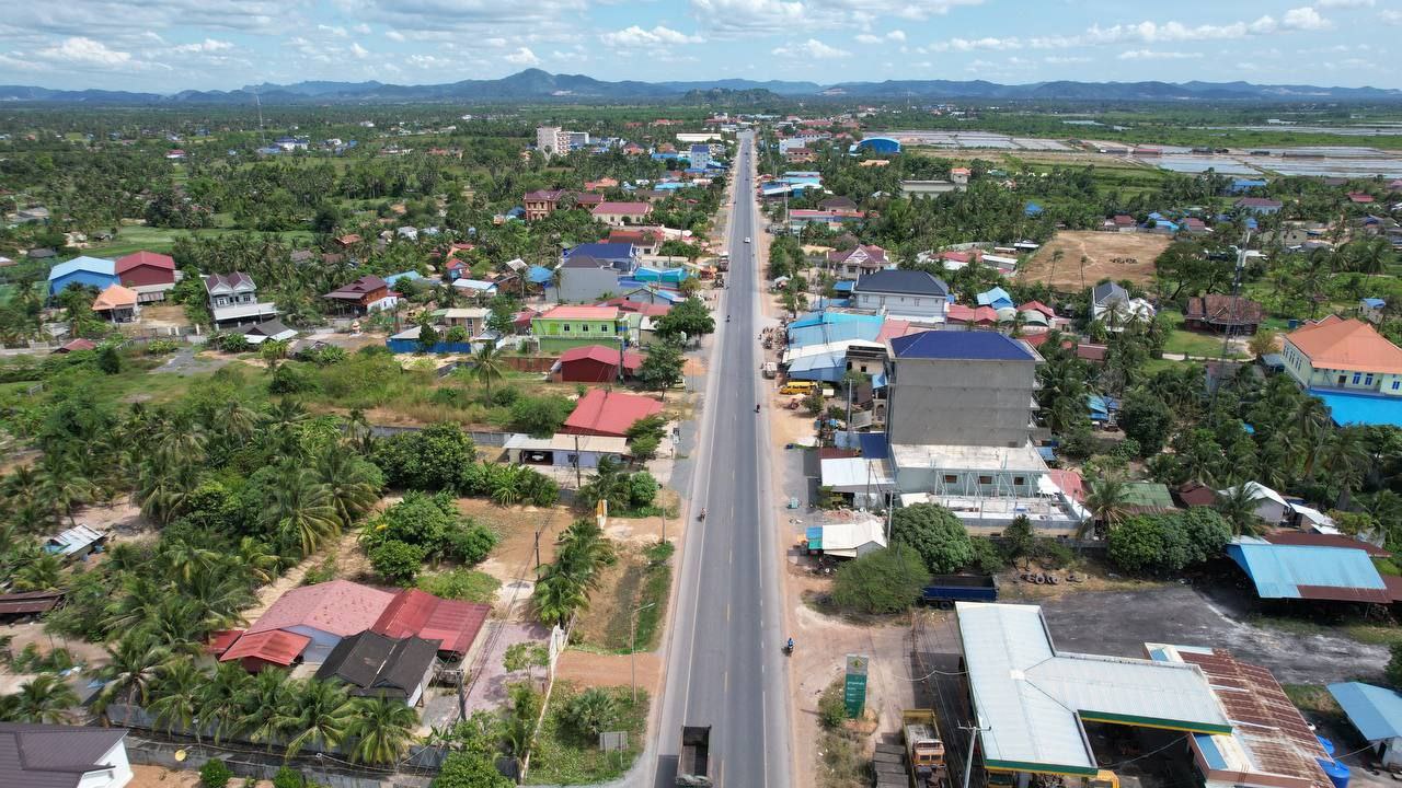 ផ្លូវជាតិលេខ៣៣ ត្រង់ចំណុចស្រុកទឹកឈូ និងផ្លូវវាងក្រុងកំពត
